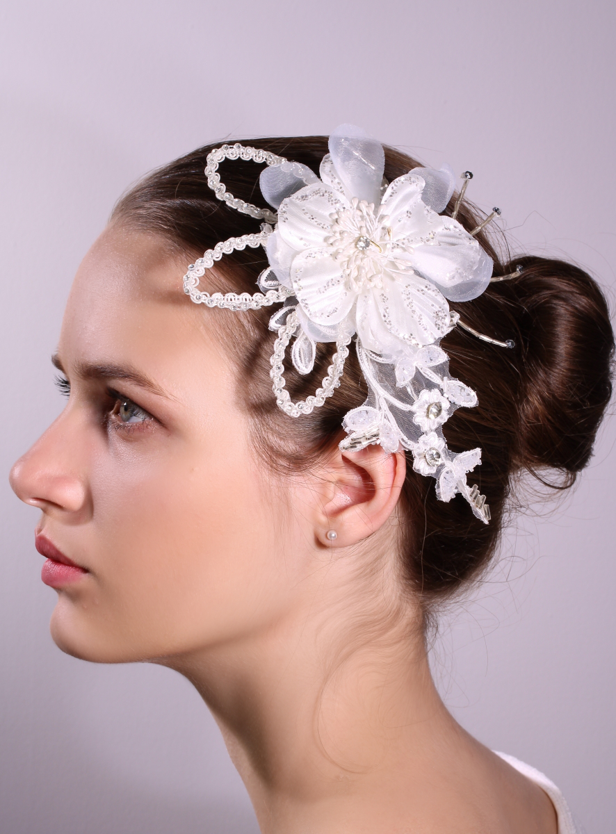 décoration cheveux mariage blanche avec dentelles et perles