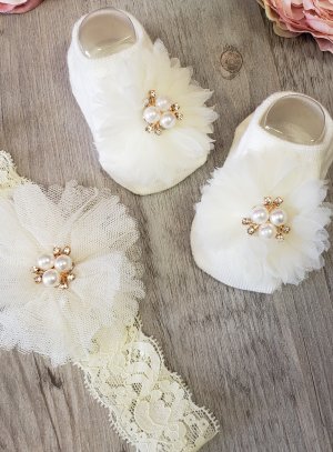 https://www.boutique-magique.fr/chaussons--chaussettes--bandeau-bebe-fille-fleur-et-perles-fille-ivoire---ecru-6348-3.jpeg