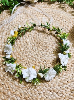 Couronne de Fleurs Blanches et Feuillage Verdoyant