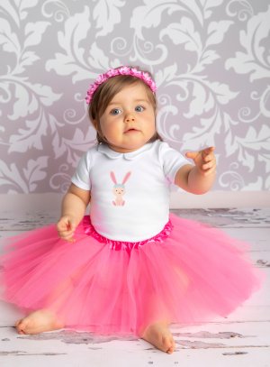 Bébé en jupe tutu rose, jolie petite fille jouant à la maternelle