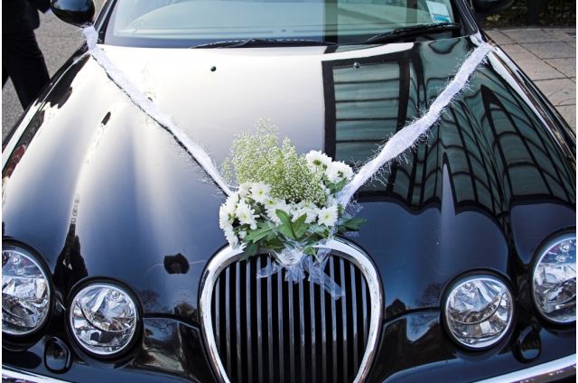 Les fleurs comme décoration pour votre voiture de mariage