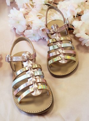 Les chaussures sandales rose pour fille pour un mariage